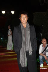 组图：古天乐型男装扮亮相 韩雪金莎娇俏动人