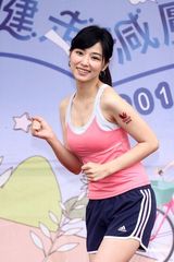 幻灯图：陈怡蓉化身运动甜心展曲线 呼吁健走活动