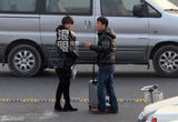 组图：谢楠独自回京吴京司机接送