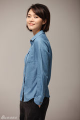 组图：程怡牛仔长衫个性简约 清新装扮展露文艺气质