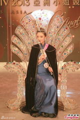 组图：房星彤爆冷摘亚姐后冠 奖杯是生日礼物