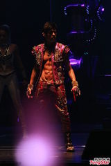 组图：周杰伦开个唱大秀人鱼线 张智霖同台助阵