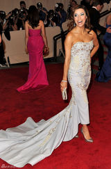 高清图：纽约大都会庆典 伊娃-朗格利亚秀刺绣礼服