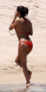 组图：伊娃海滩度假比基尼露肚腩 当众宽衣解带