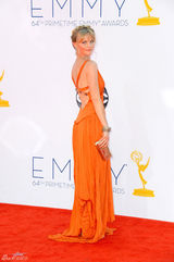 组图：《真爱如血》女星琳赛-帕斯非尔露背裙亮相