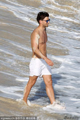 奥利维亚携未婚夫沙滩湿身肉搏 野性陶醉忘我