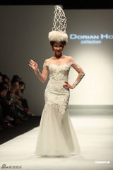 组图：李玟再穿婚纱走秀获献吻 王后造型压轴出场