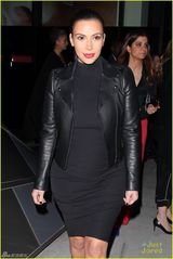 组图：卡戴珊怀孕穿紧身裙更显“前凸”后翘