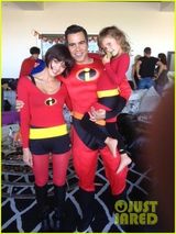 组图：阿尔芭全家超人总动员 小女儿朝天辫卖萌