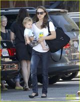 组图：娜塔莉波特曼抱子出行 小家伙金发萌人