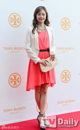 组图：SISTAR李诗英等着时尚春装出席品牌活动