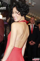 组图：佘诗曼暴瘦露肉秀美背 不慎露隐形内衣