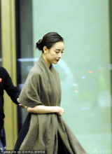 组图：倪妮披披肩现身外出觅食 略施粉黛美妆