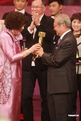 组图：李司棋获万千光辉演艺大奖 所有演员上台致敬