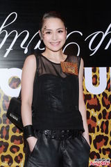 组图：应采儿粉裙裸背谈造人大计 陈小春悠闲搞怪