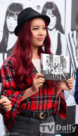 组图：韩团T-ara办签名会 成员着秋装展时尚