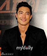 组图：韩片《间谍》媒体首映 韩艺丽深V秀性感