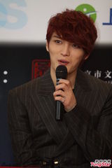 组图：韩国人气偶像金在中亮相上海魅惑帅气