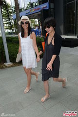 组图：杨采妮婚宴翌日携夫会亲友 称洞房好开心