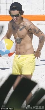 组图：斯威夫特前男友哈利裸身打排球纹身遍布