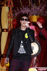 组图：潘玮柏亮相香港签唱会 又唱又跳high翻场