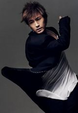 组图：许绍洋最新写真曝光 黑白飞舞神情忧郁