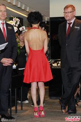 组图：佘诗曼暴瘦露肉秀美背 不慎露隐形内衣