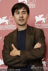 高清图：《我们相信》记者会 导演鲁奇-洛振臂欢呼