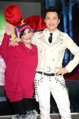 组图：庾澄庆与小燕姐搭档跨年 澄清“夜归”乌龙