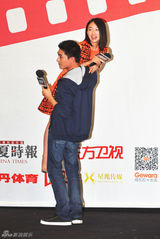 组图：《同桌》林更新肩扛周冬雨 喝交杯啤酒