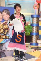 组图：小S产后复出主持《康熙来了》