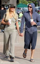 高清组图：帕丽斯-希尔顿和男友逛街十指相扣秀恩爱