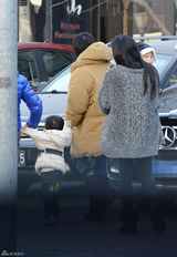 组图：孙俪带儿子会友 一路小心保护呵护有加