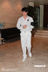 组图：林峰素服为祖母设灵 遗憾祖母未能看自己个唱