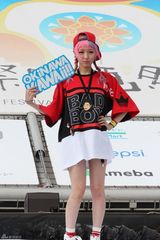 组图：冲绳沙滩秀少女卖萌扮可爱 谐星卖力搞怪