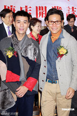 幻灯：张卫健澄清婚变传闻 小柏芝贡米亮相香江