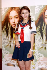 幻灯图：黄晓明绯闻女友校服装扮 清纯似张柏芝