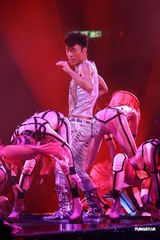 高清组图：许志安香港性感开唱 郑秀文现身不许求婚