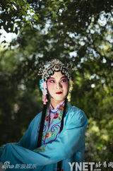 组图：武汉大学胡须男校园中扮美女 羡煞女生