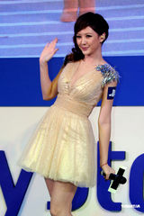 组图：安心亚澄清绯闻自称单身 不敢与林志玲比人气