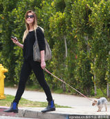 组图：德普双性恋女友街头遛狗 狂发短信疑传情