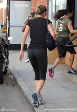 幻灯：吉赛尔-邦辰恢复身材 上围激增小腿纤细