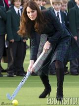 组图：英国王妃亮相母校打曲棍球英气十足