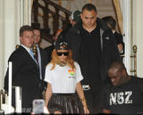 组图：蕾哈娜黑短裙秀美腿 大方邀歌迷车内合影