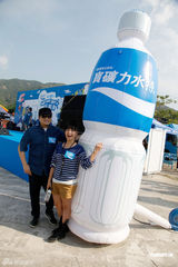 组图：糖兄妹携RubberBand献唱烧烤狂欢派对