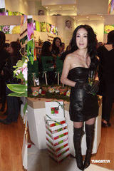 高清：温碧霞风采一如往昔 着黑色晚装靓丽出镜