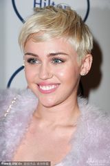 组图：麦莉格莱美派对清新风 收敛性感变俏皮