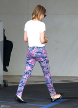 高清图：艾玛-罗伯兹街拍 开衫毛衣搭配花裤子