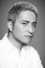 组图：吉杰《想家》推新年写真 白色短发显忧郁