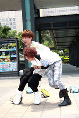 高清组图：棒棒堂小杰王子代言溜得快 滑板舞曝光